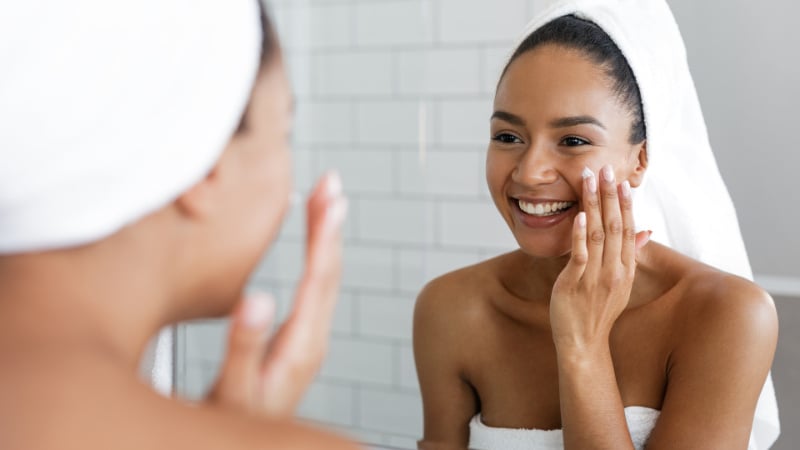 Une femme avec une bonne estime de soi grâce à un beau sourire