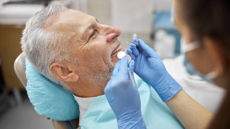 Un adulte chez le dentiste pour un contrôle de son alignement dentaire