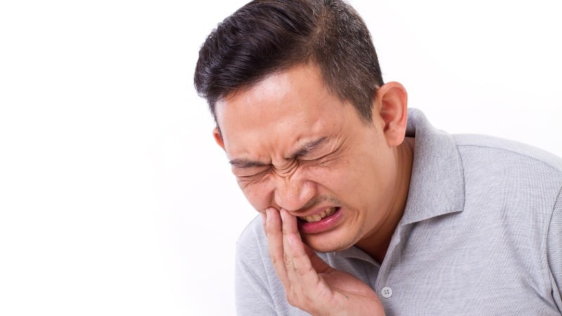 Un homme avec les dents sensibles