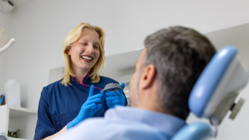 Une dentiste qui donne les instructions pour l'utilisation d'une gouttière dentaire