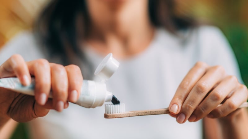 Une personne qui a mal choisi son produit de blanchiment dentaire
