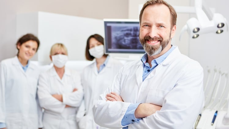 L'équipe d'une clinique dentaire spécialiste en All-on-6