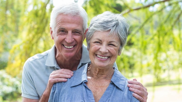 Un couple de seniors qui ont des dentiers fixes