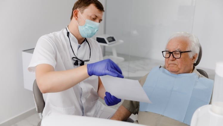 Un dentiste qui détaille le tarif du All-on-6 en France à un patient