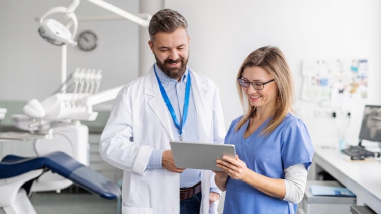 Un dentiste qui prépare un devis d'un All-on-6 pour un patient