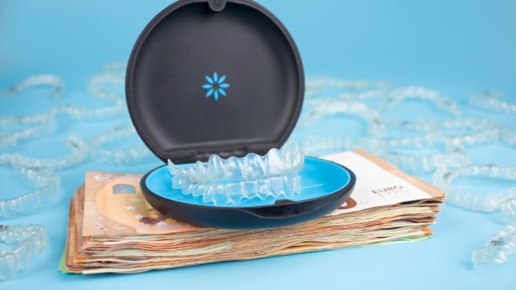 Une illustration du financement d'un alignement dentaire invisible