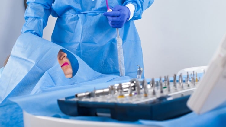 Une intervention chirurgicale pour la pose d'implants All-on-six
