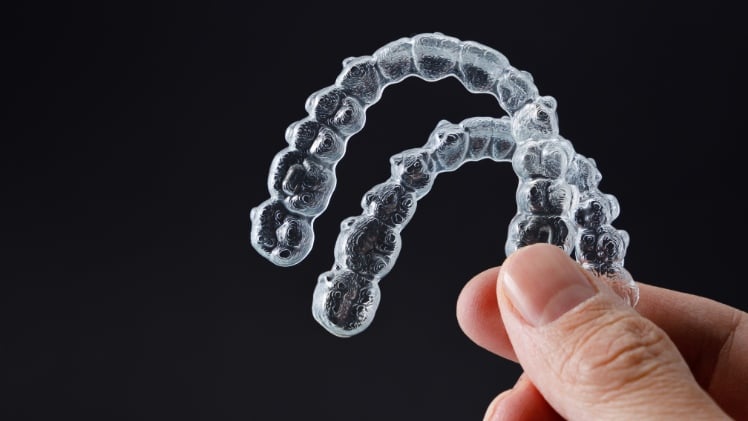 Des gouttières dentaires transparentes