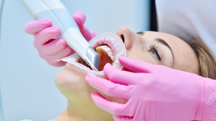 L'utilisation d'un scanner dentaire intraoral sur une patiente