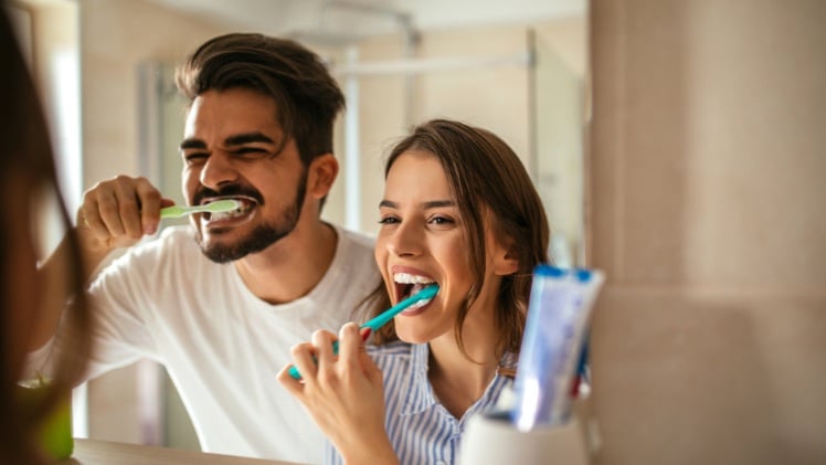 Un couple qui se brosse les dents ensemble