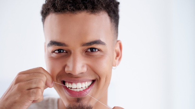 Un homme en traitement invisalign avec une bonne hygiène dentaire