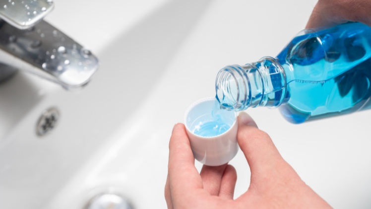 Un produit de nettoyage des gouttières dentaires