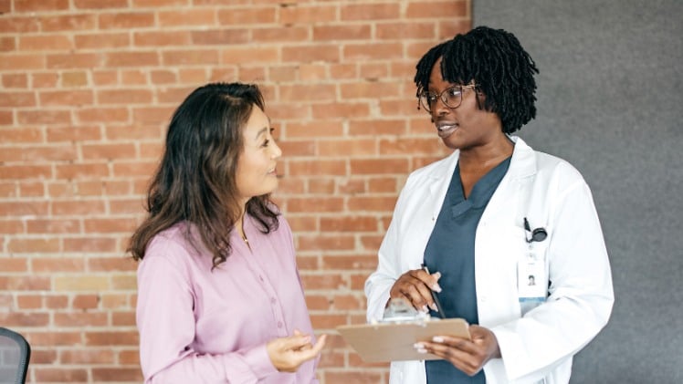 Une dentiste qui donne un devis à une cliente pour un traitement d'alignement dentaire