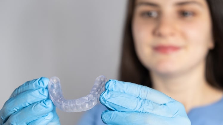 Une gouttière pour redresser des dents sans bagues