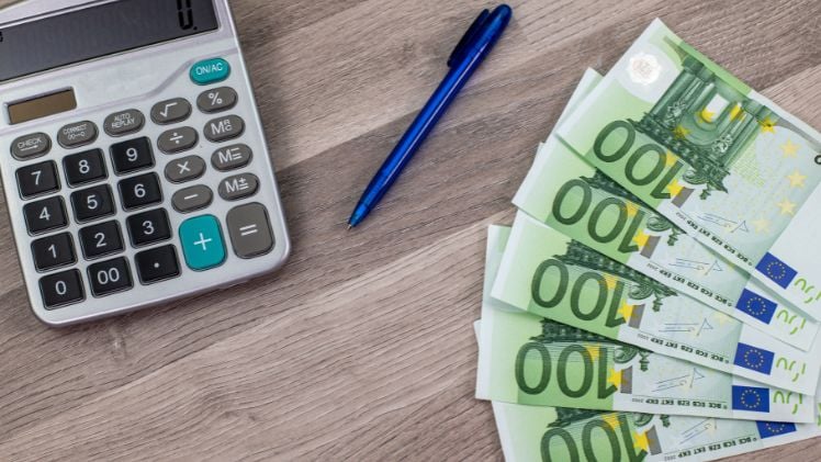 Une personne qui vient de recevoir les remboursements de sa mutuelle dentaire