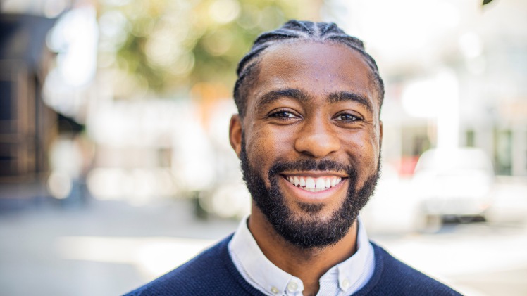 Un homme avec un sourire parfait grâce à la dentisterie moderne