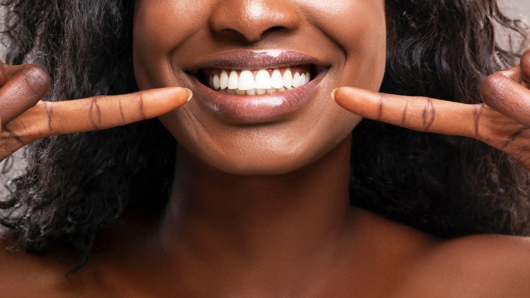 Une femme qui a bénéficié de soins esthétiques dentaires