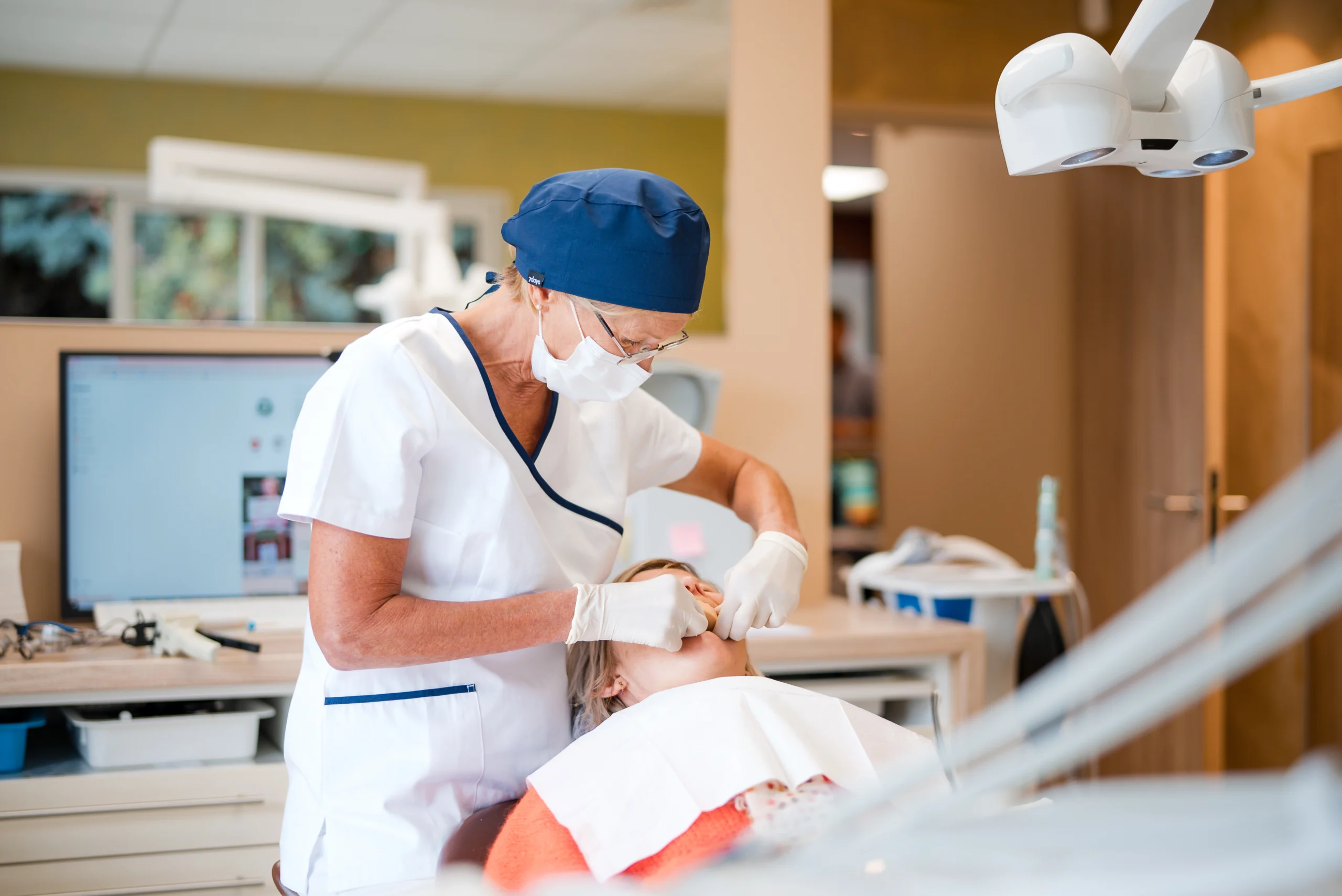 Comparatif-dentiste-holistique-vs-classique-La-Clinique-du-Sourie-Die