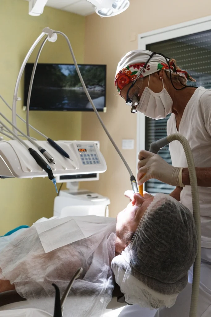 Le-cas-d_un-abcès-dentaire-signification-mal-de-dent-mal-d_amour-La-clinique-du-Sourire-Die