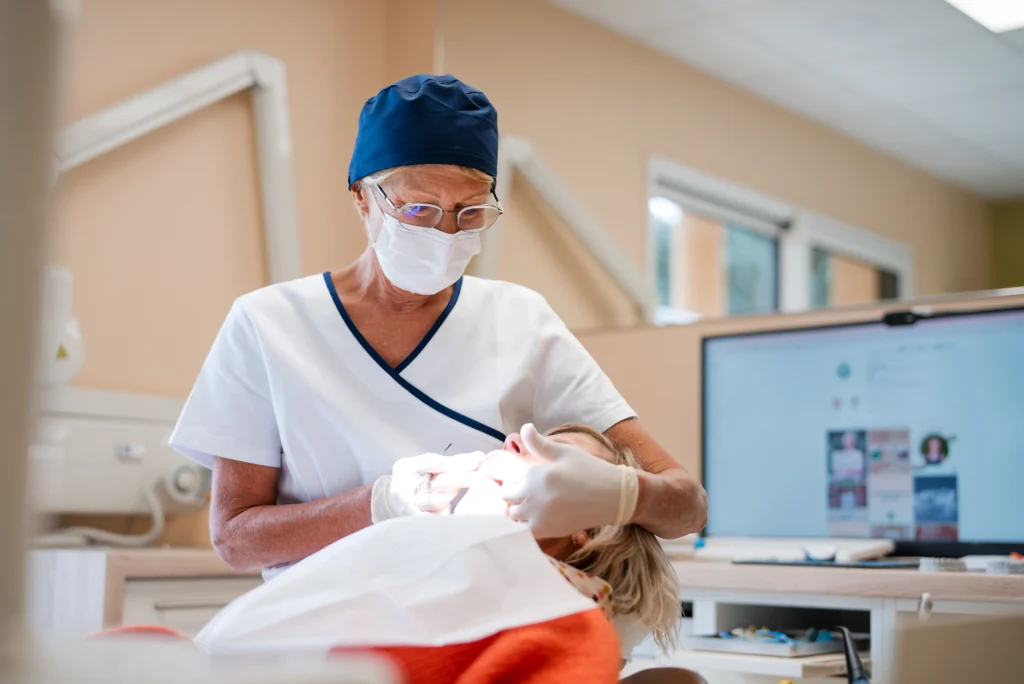 Dentier fixe sur 2 implants VS autres solutions - Clinique du Sourire Die