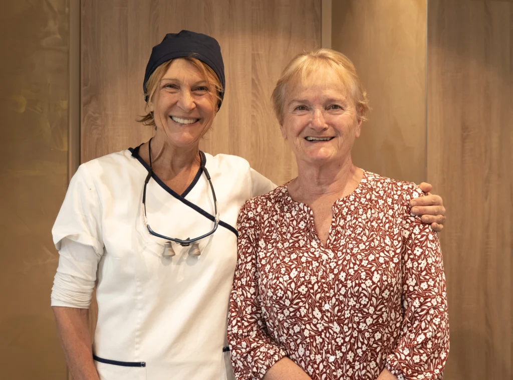 Une patiente senior souriante aux côtés du Docteur Isabelle Bertieaux à la Clinique du Sourire à Die