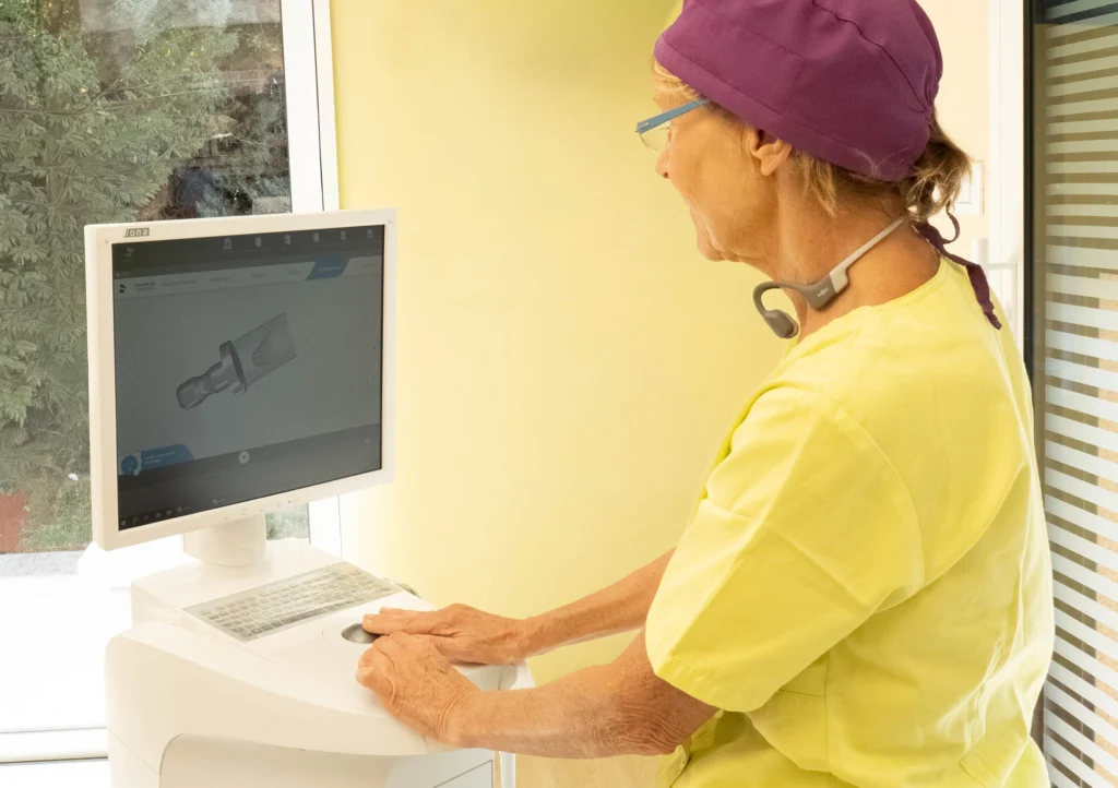 Le Docteur Isabelle Bertieaux à son poste de travail dans son cabinet dentaire en France